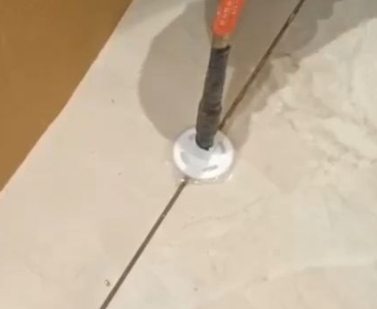 金台瓷砖空鼓维修公司专业解答瓷砖在铺贴过程中，如果没有涂抹均匀到位的粘结材料（如水泥砂浆或瓷砖胶），可能会导致以下问题