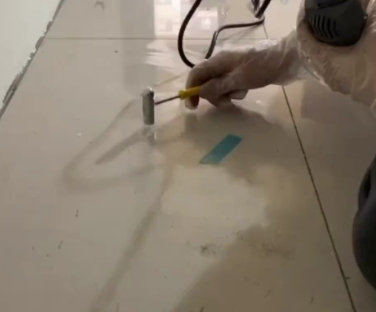 金台瓷砖开裂维修公司专业分享瓷砖在铺贴前如果没有沥干水分，将会导致以下问题